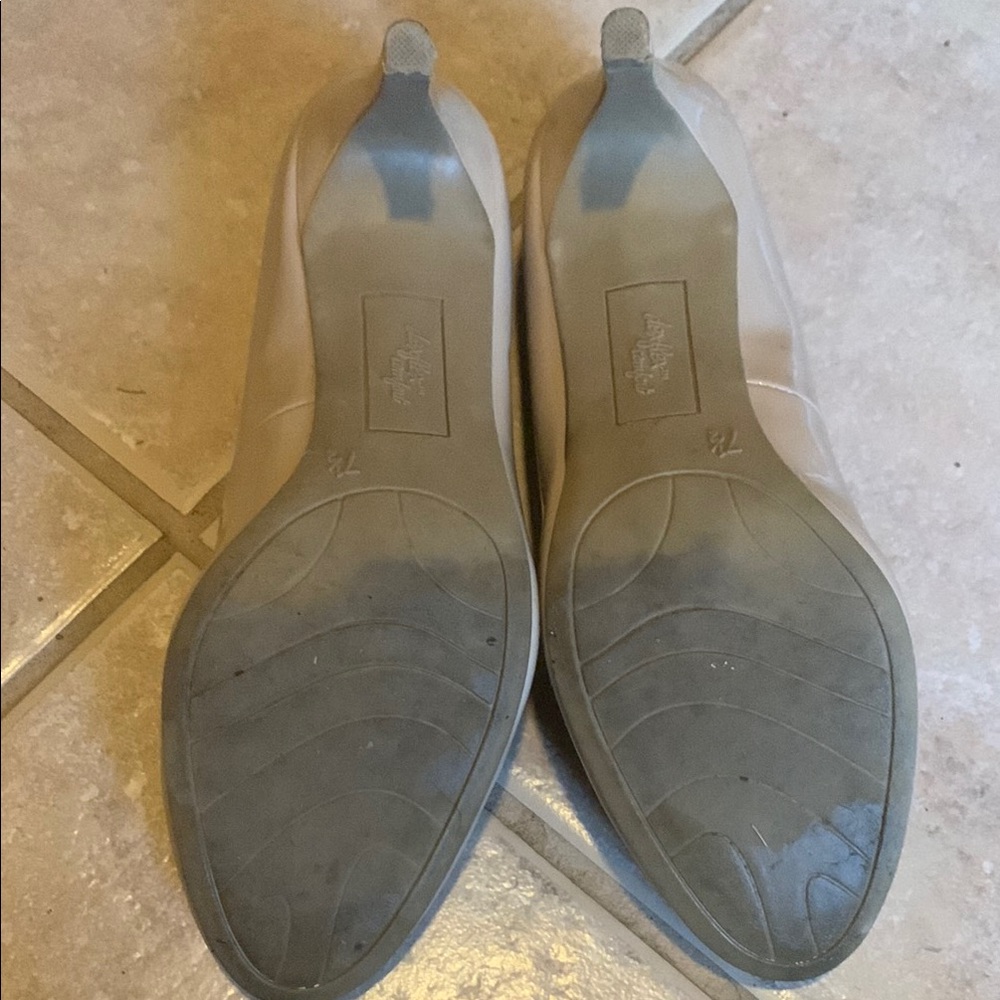 Tan Heels - Picture 4 of 6